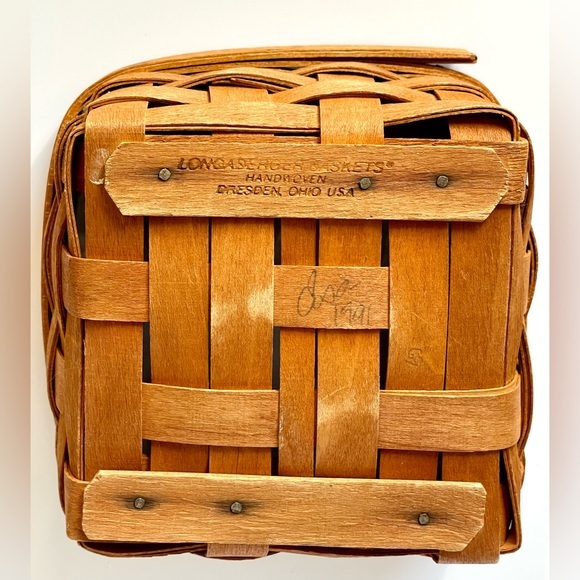 1991 Longaberger Small Berry Basket and Protector Signed and Dated - Picture 3 of 3